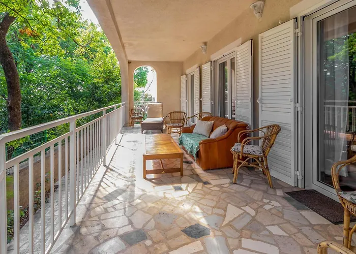 5 Bedroom Awesome In *