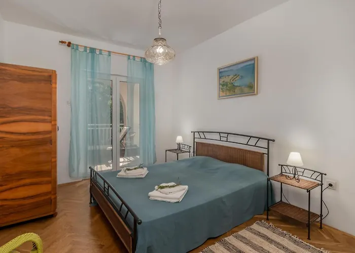 5 Bedroom Awesome In *