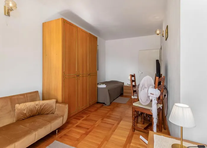 5 Bedroom Awesome In *