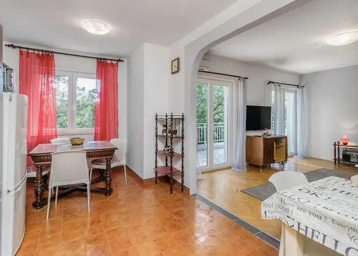 5 Bedroom Awesome In *