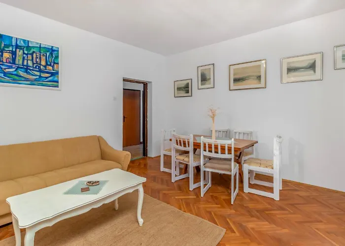 5 Bedroom Awesome In Case de vacanță *
