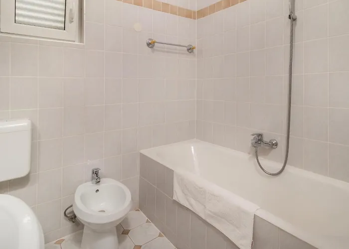 5 Bedroom Awesome In Case de vacanță *