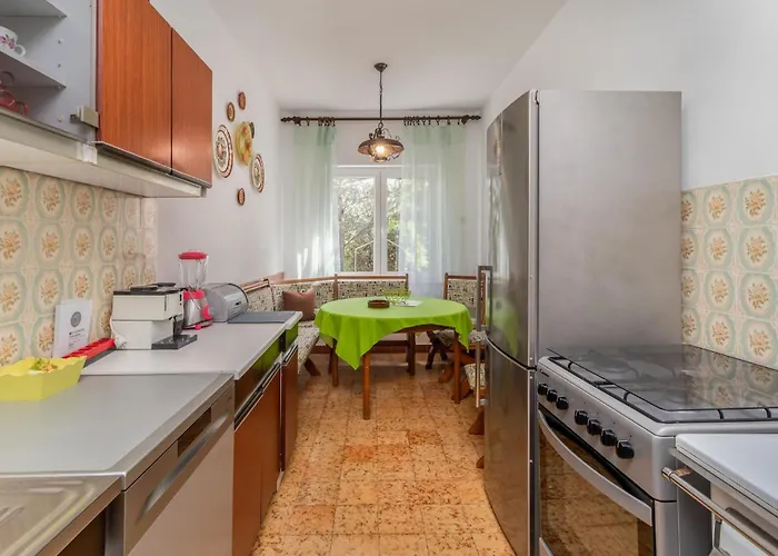 5 Bedroom Awesome In *